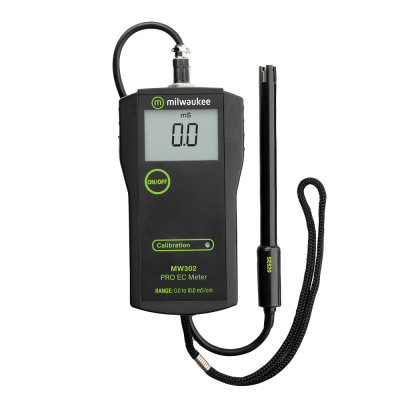 Medidor digital preto Milwaukee MW302 PRO EC Meter com display e sonda preta