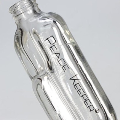 Garrafa de vidro transparente com texto PEACE KEEPER®