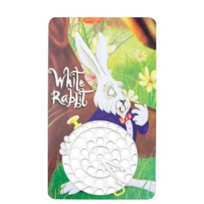 Cartão com ilustração de coelho branco segurando relógio