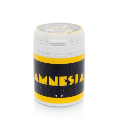 Frasco branco com rótulo preto e amarelo escrito AMNESIA
