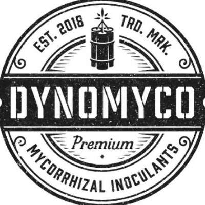 Logótipo DYONMYCO branco e preto com cogumelo estilizado