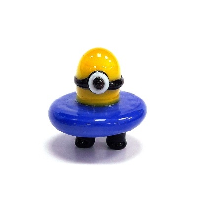 Figura de minion amarelo com um olho, anel azul e sapatos pretos de vidro vidrado