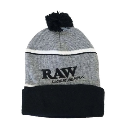 Gorro de malha cinzento e preto com pompom e texto RAW bordado