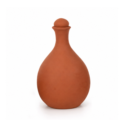 Garrafa de cerâmica terracota com tampa sobre fundo branco.