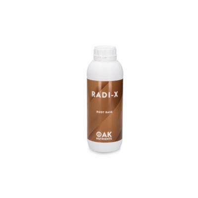 Frasco branco com rótulo castanho e texto branco RADI-X ROOT BASE OAK NUTRIENTS