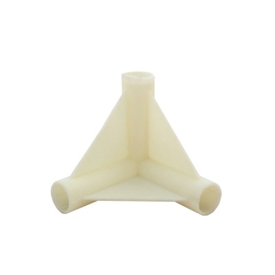 Conector plástico branco de três braços cilíndricos