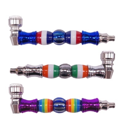 Três cachimbos metálicos coloridos com padrões em faixas e acabamento brilhante