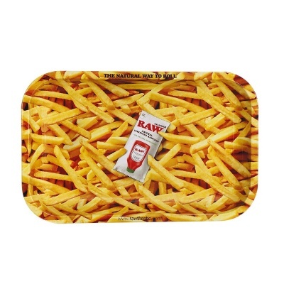 Tabuleiro decorado com foto de batatas fritas e pacote de ketchup RAW