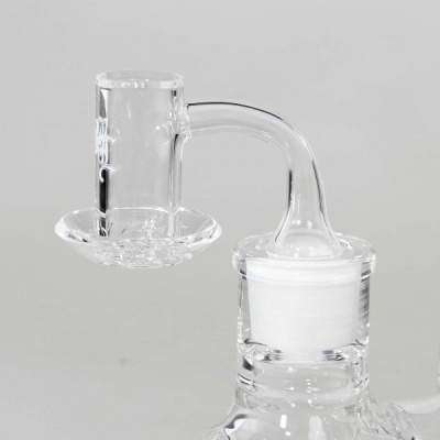 peça tubular de vidro transparente com junta branca