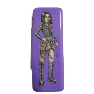 Estojo rígido roxo com personagem feminina desenhada a cores.