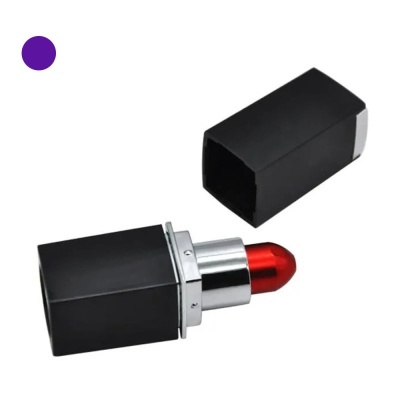 Batom vermelho metálico com estojo preto e detalhes prateados
