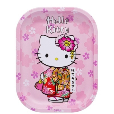Tabuleiro rosa com personagem Hello Kitty em quimono e texto Hello Kitty