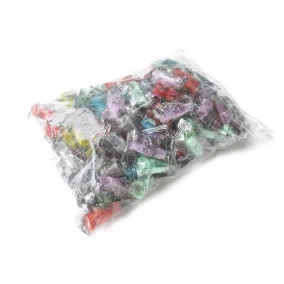 Saco transparente com vários doces coloridos embalados individualmente