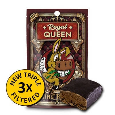 Embalagem vermelha e dourada com personagem burro e produto coberto a preto, selo amarelo com texto promocional.