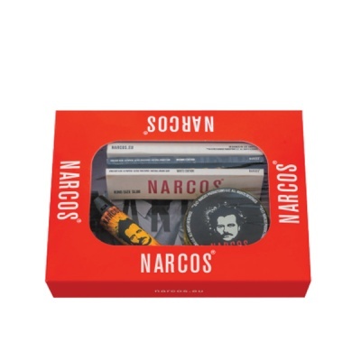 Pack de cuidados para barba Narcos com produtos em caixa vermelha