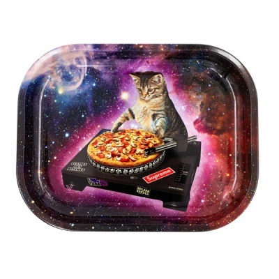 Tabuleiro com padrão cósmico e imagem de gato com pizza no gira-discos