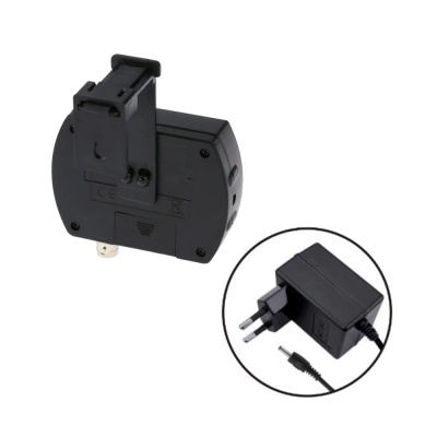 Dispositivo electrónico preto com clipe e adaptador de corrente preto com ficha europeia