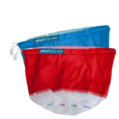 Dois sacos com cordão ICE-O-LATOR, vermelho e azul