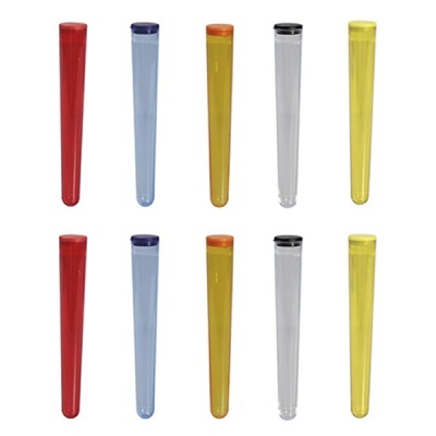 Tubos de plástico coloridos alinhados em fundo branco