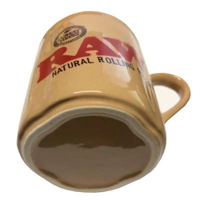 Caneca cerâmica bege com logo RAW e texto NATURAL ROLLING