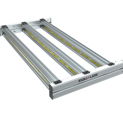 Estrutura metálica com tiras de luz LED e texto EQUALIZE
