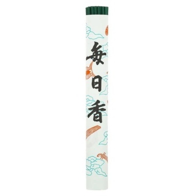 Cilindro branco decorado com caracteres chineses e nuvens contendo incenso verde