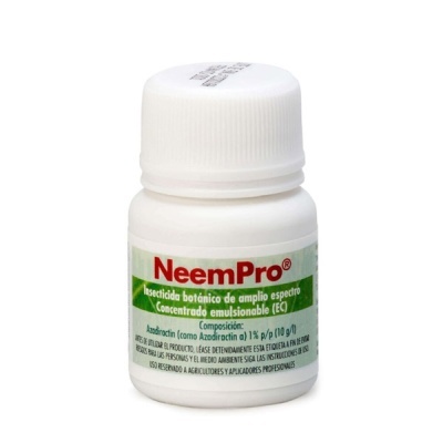 Frasco branco com insecticida botânico NeemPro com rótulo verde e branco.
