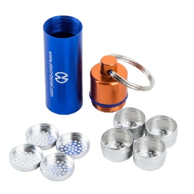 Moedor portátil metálico azul, tampa laranja com argola e partes prateadas pequenas