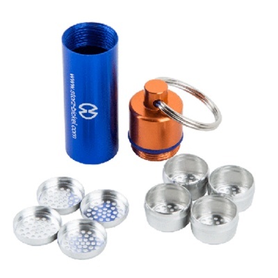 Conjunto de cápsulas de alumínio azul, laranja e prateado com tampa laranja e argola, e cinco tampas prateadas perfuradas