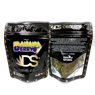Embalagem preta de produto CBD Banana Berry DS com texto e botões verdes visíveis