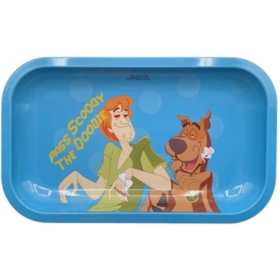 Tabuleiro azul com Shaggy e Scooby-Doo e texto PASS SCOOBY THE DOOBIE