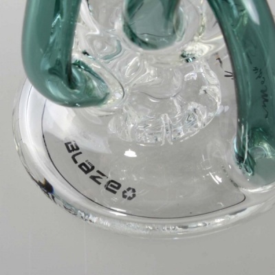 Base transparente de vidro com tubos verdes e texto BLAZE