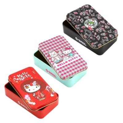 Três latas decoradas com temas Hello Kitty em vermelho, azul claro e preto