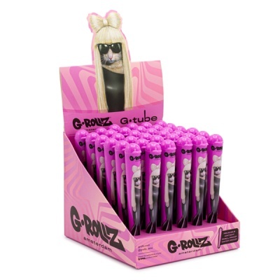 Expositor rosa com tubos G-Rollz roxos e imagem de gato com óculos e peruca loira.
