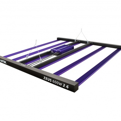 Painel de luz LED para cultivo preto e roxo com texto 'LUMATEK' e 'ZEUS 600W 2.6'
