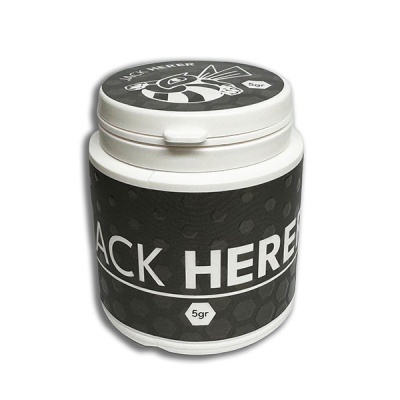 Frasco branco com rótulo preto e texto branco