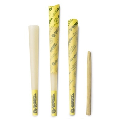 Quatro cones para enrolar, três com papel amarelo G-ROLLZ e um de madeira natural