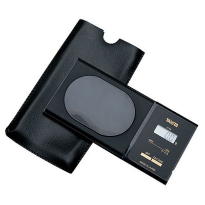 Balança digital de bolso preta TANITA com visor LCD e capa de couro preta