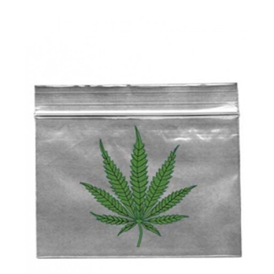 Bolsa pequena de plástico transparente com folha verde de marijuana