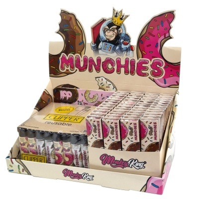 Expositor de isqueiros Clipper reutilizáveis decorados com donuts e desenho de um gorila com coroa