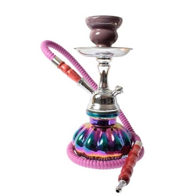 Narguilé com base iridescente e mangueira rosa sobre fundo branco