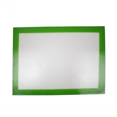 Tapete de silicone branco com moldura verde