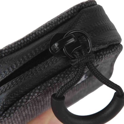 Fecho de correr preto com cordão e puxador em tecido sintético.