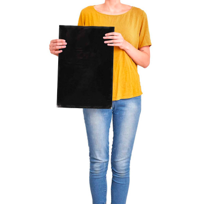 Pessoa com camisa amarela segurando quadro preto