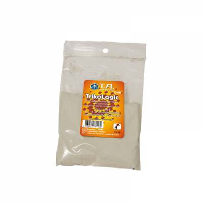 Saco plástico com pó cinzento claro e etiqueta laranja com texto