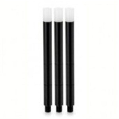 Três tubos de tinta pretos com tampas brancas em fundo branco