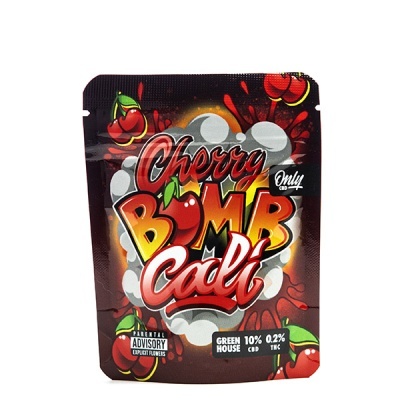 Embalagem preta e vermelha com ilustração de cerejas e texto Cherry Bomb Cali