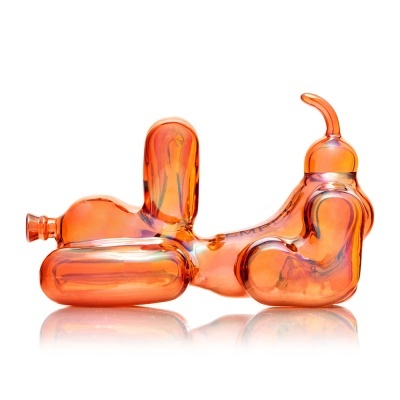 Objeto de vidro laranja abstrato sobre fundo branco