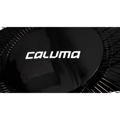 Peça circular preta com texto CALUMA em branco no centro