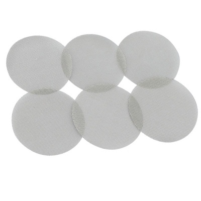 Seis filtros redondos de malha metálica cinza prateada em fundo branco